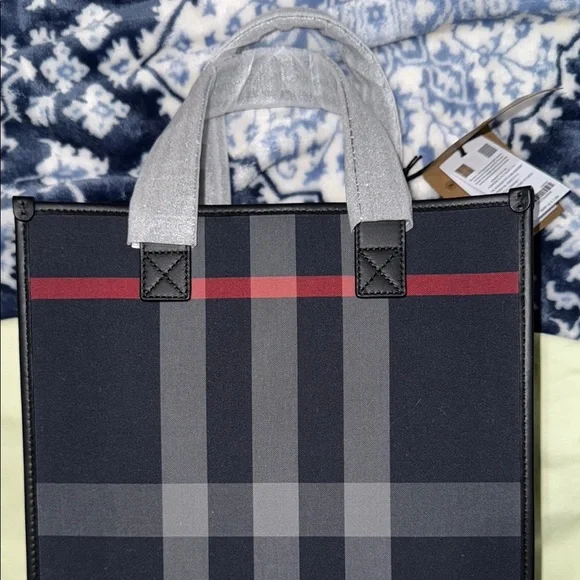 Men’s or Women’s Burberry Navy/Grey Checkered Tote/Messenger Bag! Brand NewW bag